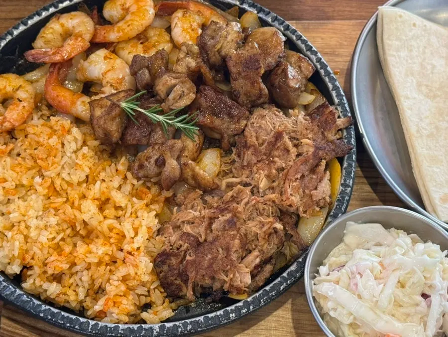 Fajita platter with shrimp and bacon