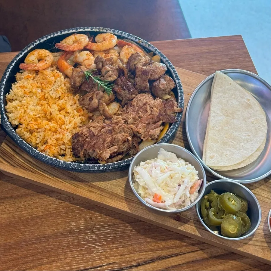 Fajita platter with fried rice and vegetables