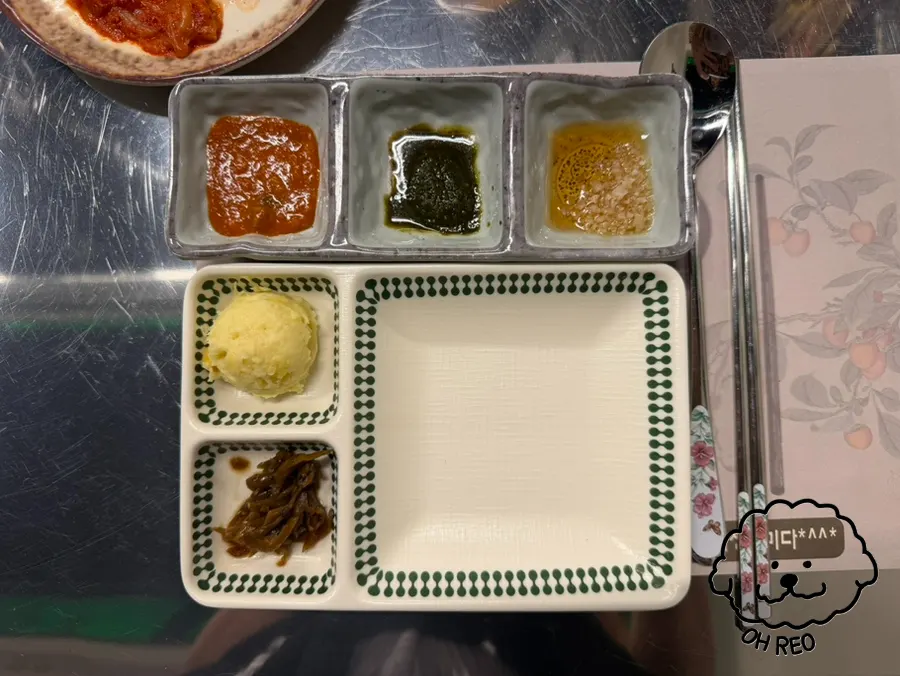 소금장과 쌈장, 바질페스토가 담긴 기본 소스