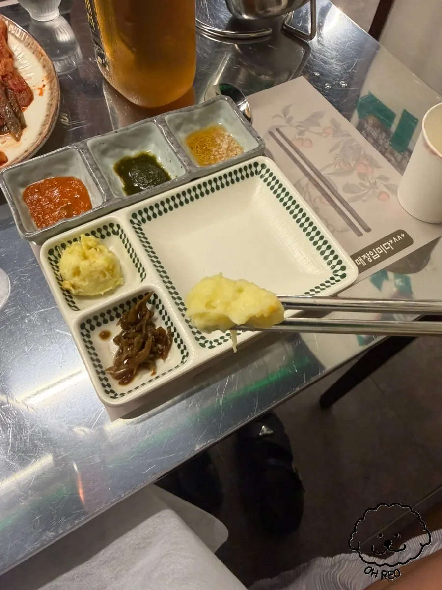 테이블에 세팅된 반찬과 소스