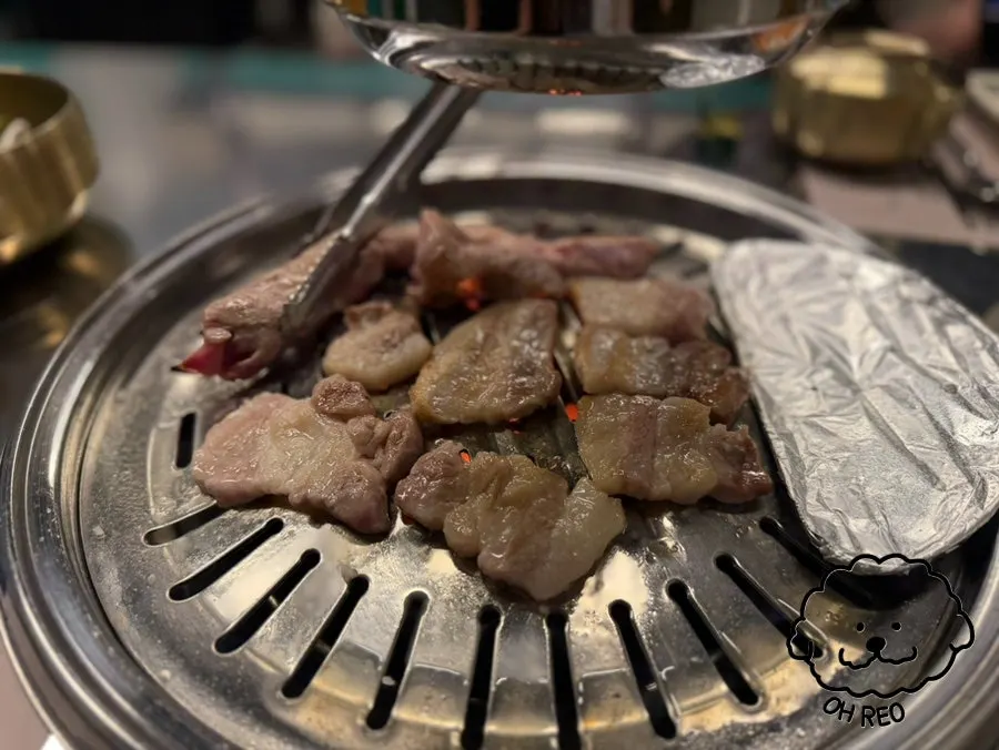불판 위에서 익어가는 삼겹살과 목살