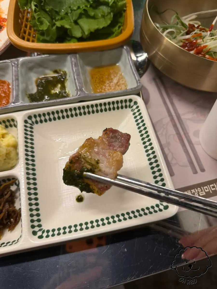 바질페스토 소스에 찍은 구운 고기