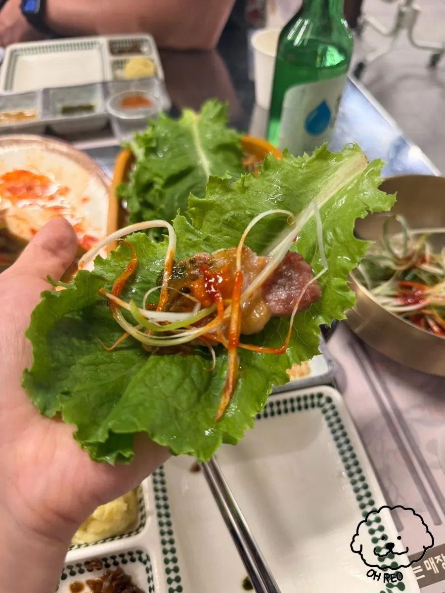 고기와 함께 차려진 사이드 메뉴