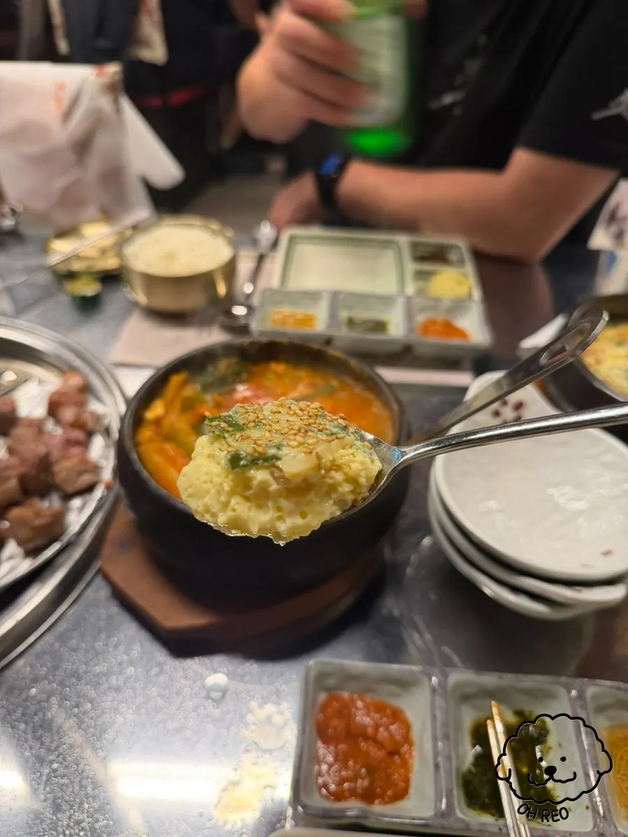 뚝배기에 담긴 새우 계란찜