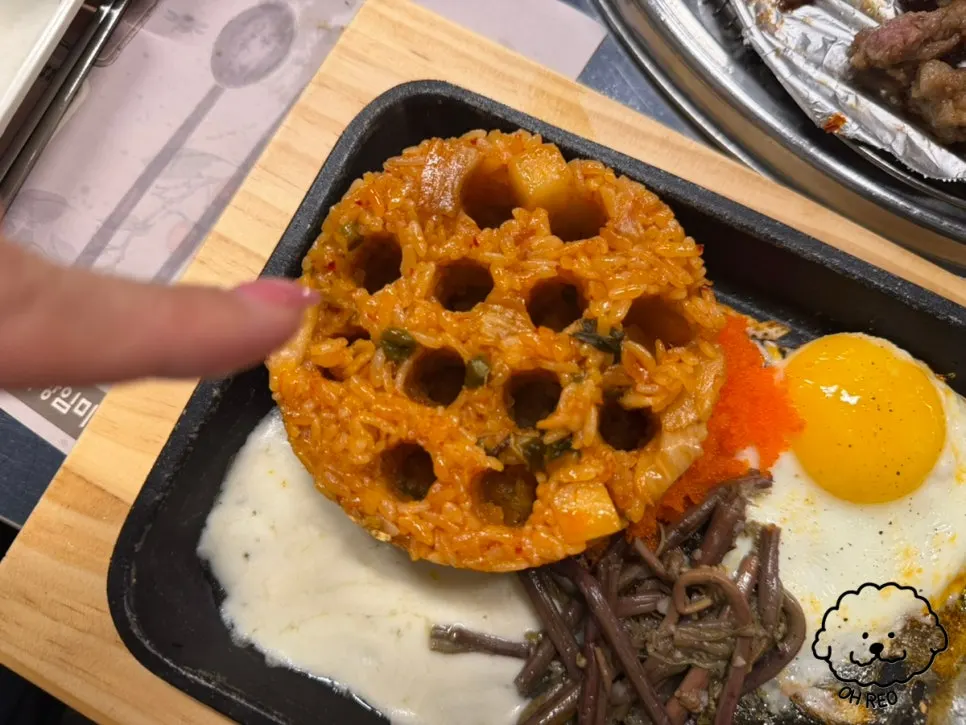 연탄 모양으로 담아낸 볶음밥