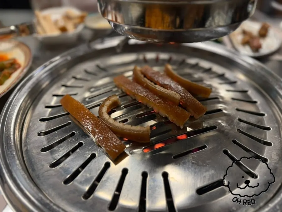 추가 주문한 돼지껍데기 한 접시
