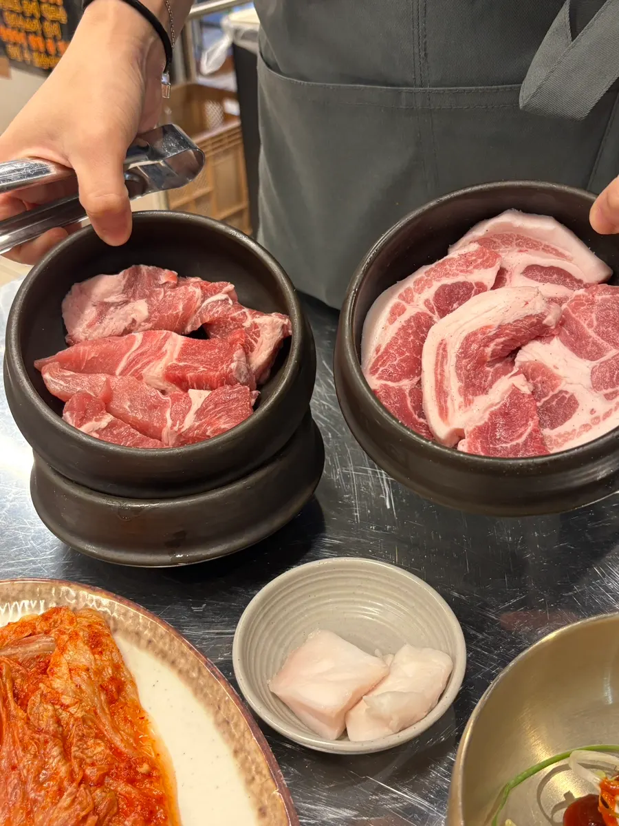 Teukmokssal and seolhwa kkodeulsal served in earthenware bowls