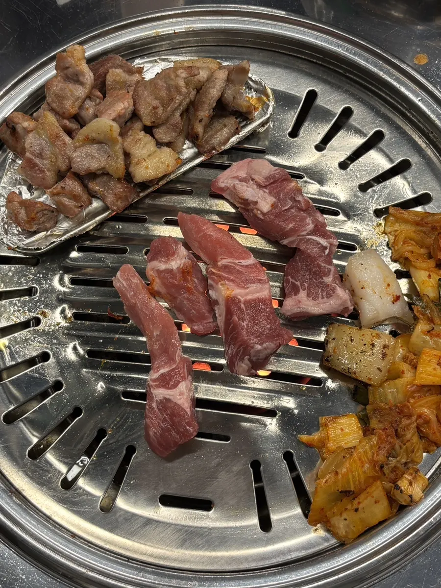 Teukmokssal and kkodeulsal grilled alternately