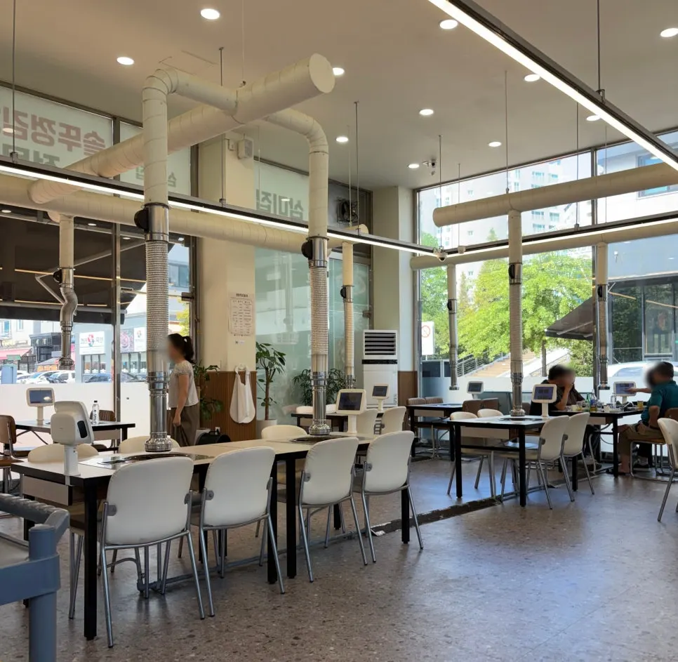 Clean, bright interior at Sammi-jip