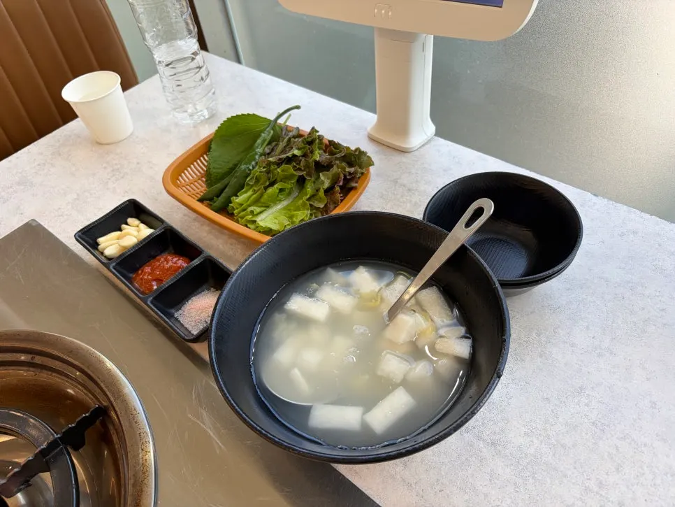 Side dishes and dongchimi served after ordering