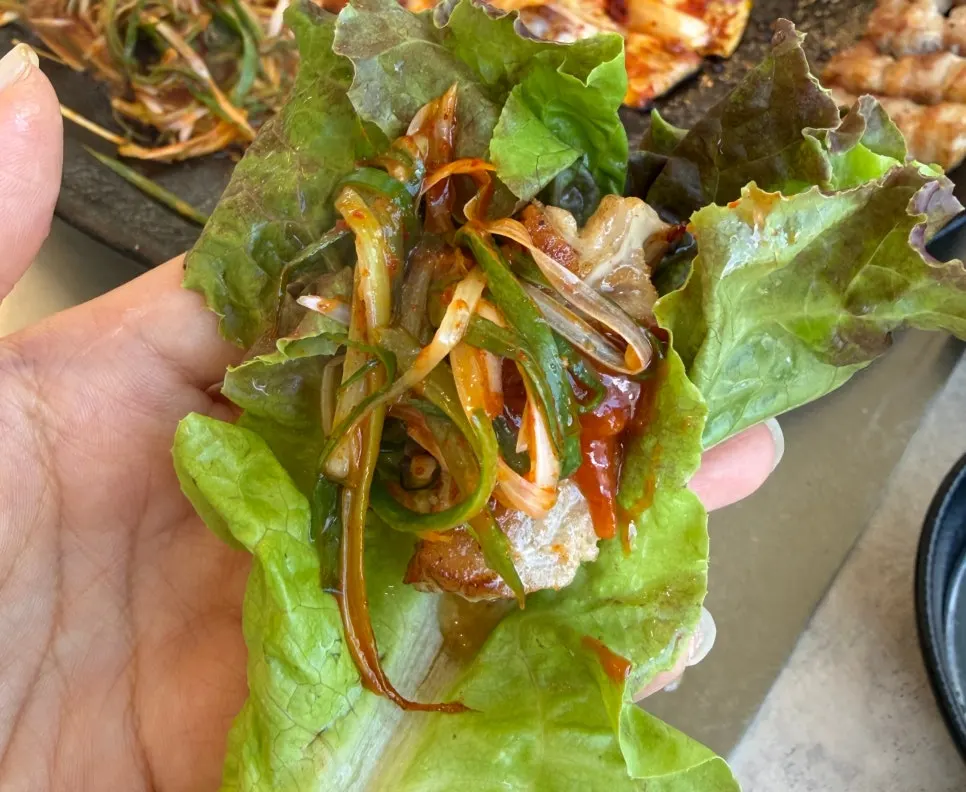 Pork belly with lettuce and shredded scallions