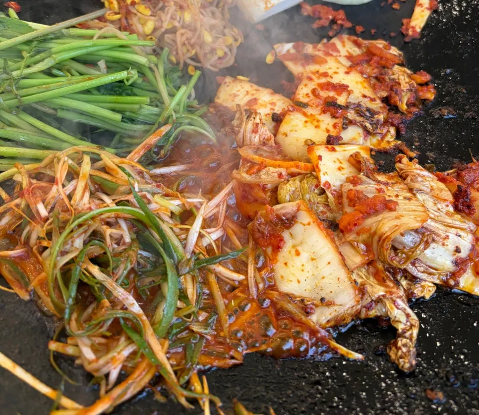 Kitchen-grilled whole pork belly and cold noodles at Sammi-jip