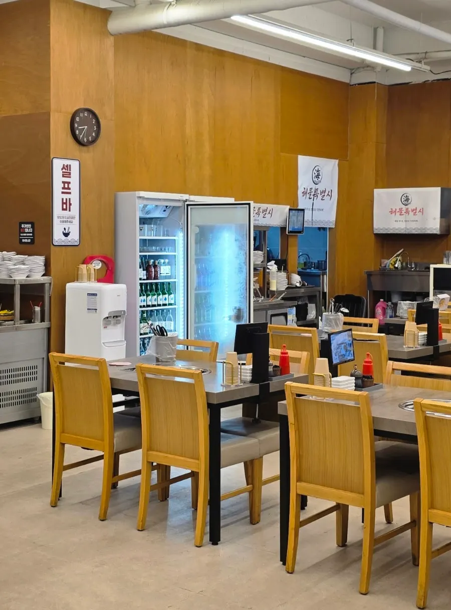 단체 모임 가능한 매장 테이블 배치