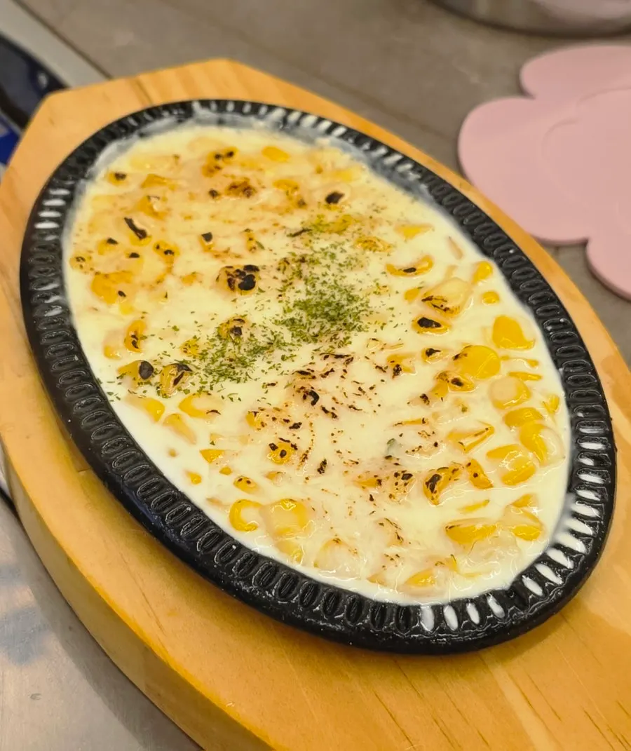 백김치가 포함된 기본 반찬 한상