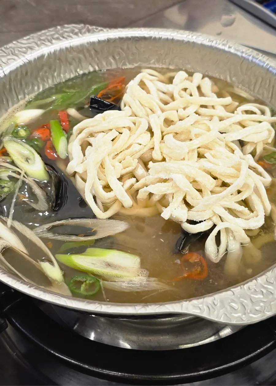 기본 제공되는 조개탕 한 냄비