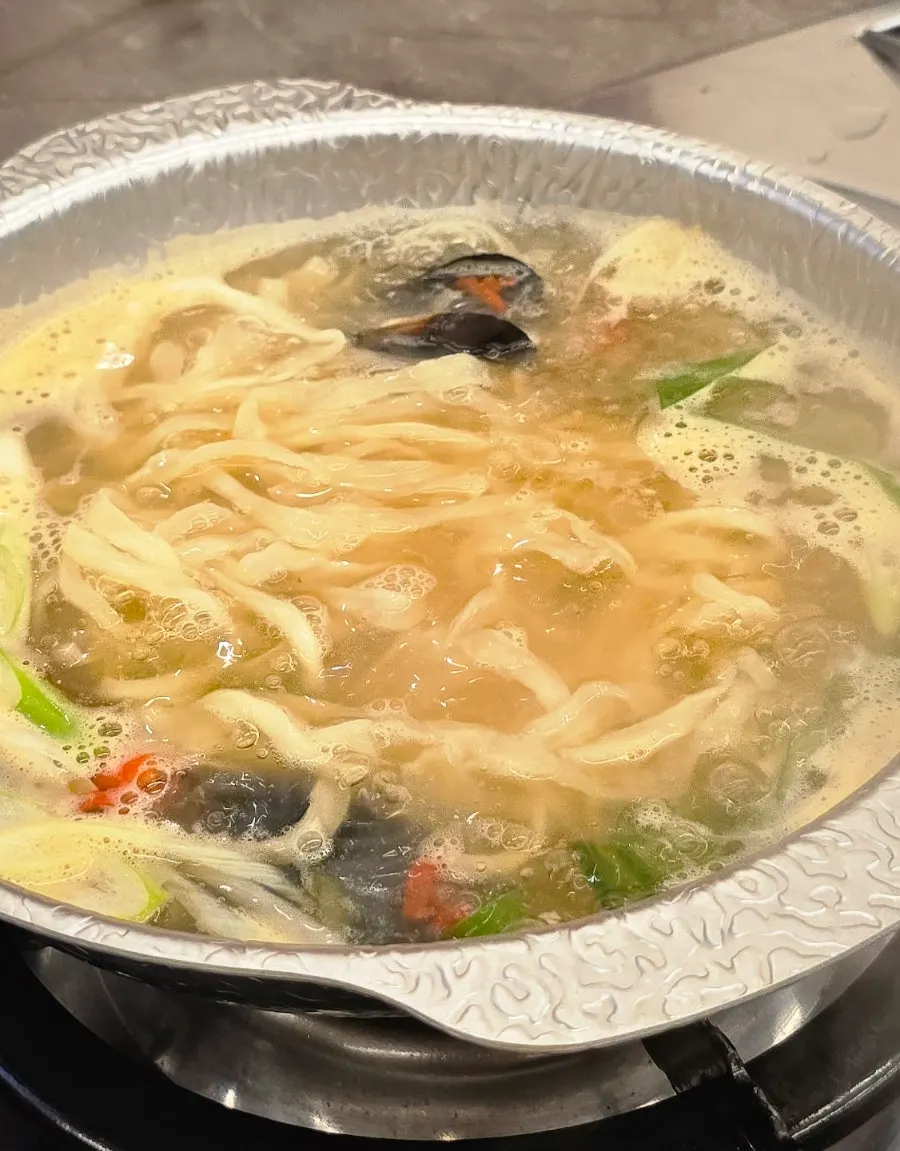 칼국수 사리와 함께 놓인 모래시계