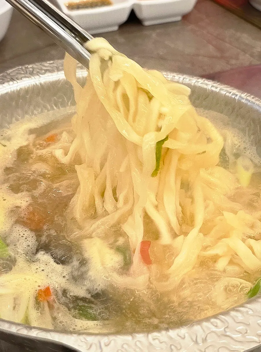 조개탕에 들어간 칼국수 사리