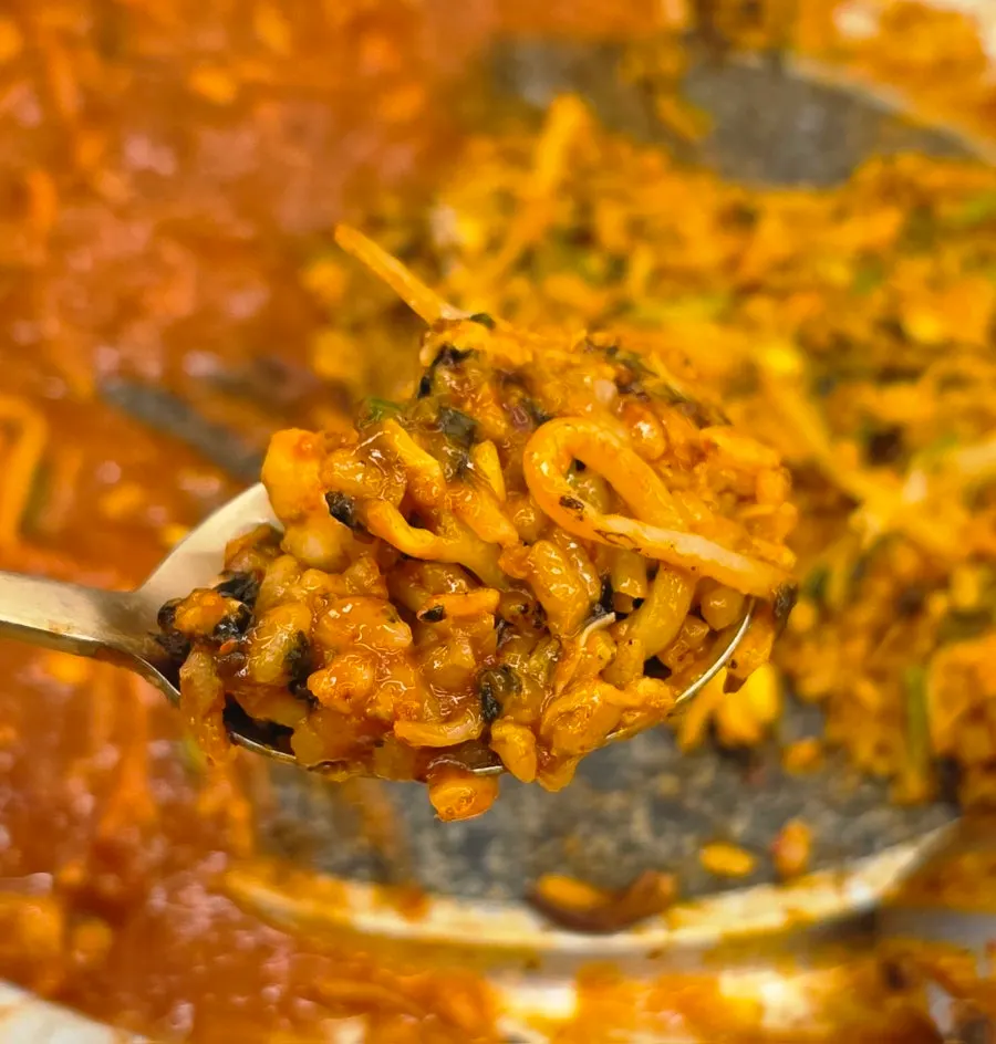 철판 위에 올려진 치즈 볶음밥