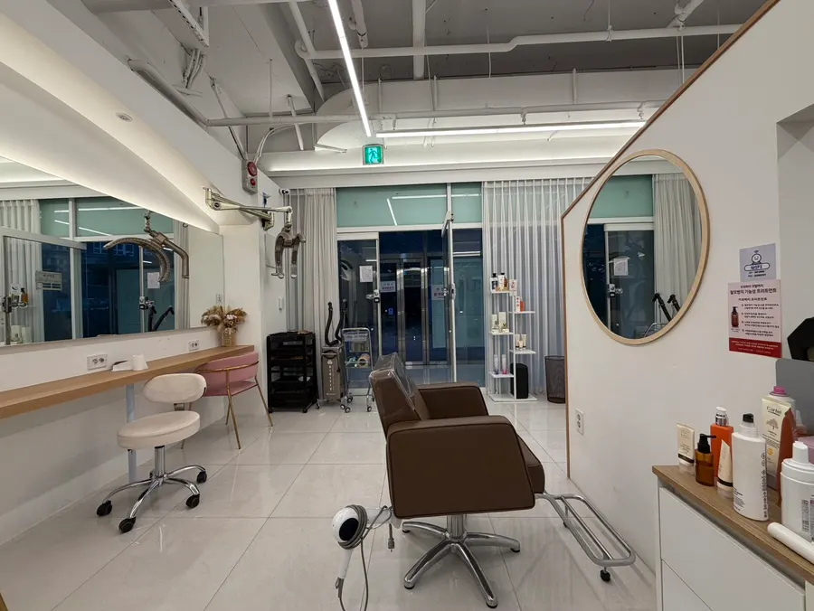 Treatment area of the one-person salon
