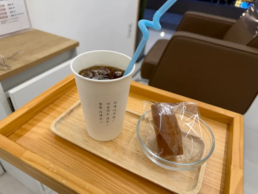 Iced Americano and financier served during the wait