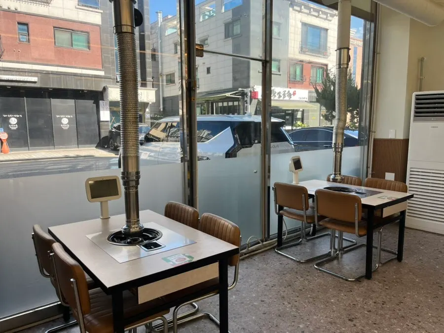 환기구가 설치된 삼미집 테이블