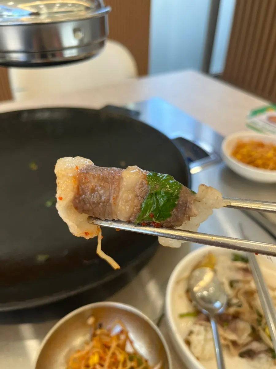 차돌박이에 미나리 올려 양념에 찍은 한 점