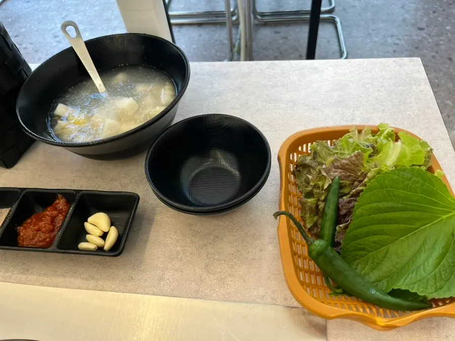 차돌박이와 버섯이 함께 익는 불판