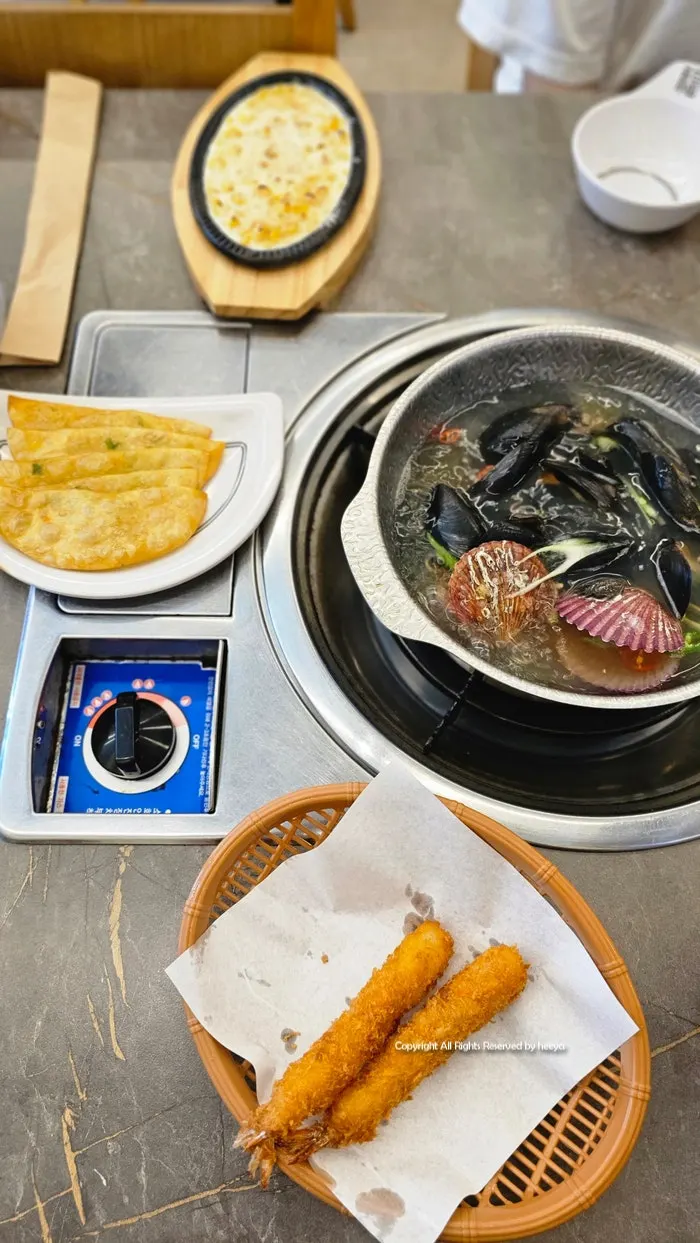 Taster clam soup and hot-plate seafood jjim