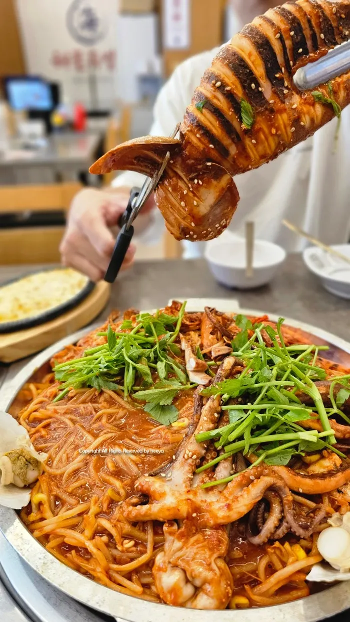 Hot-plate seafood jjim before cutting