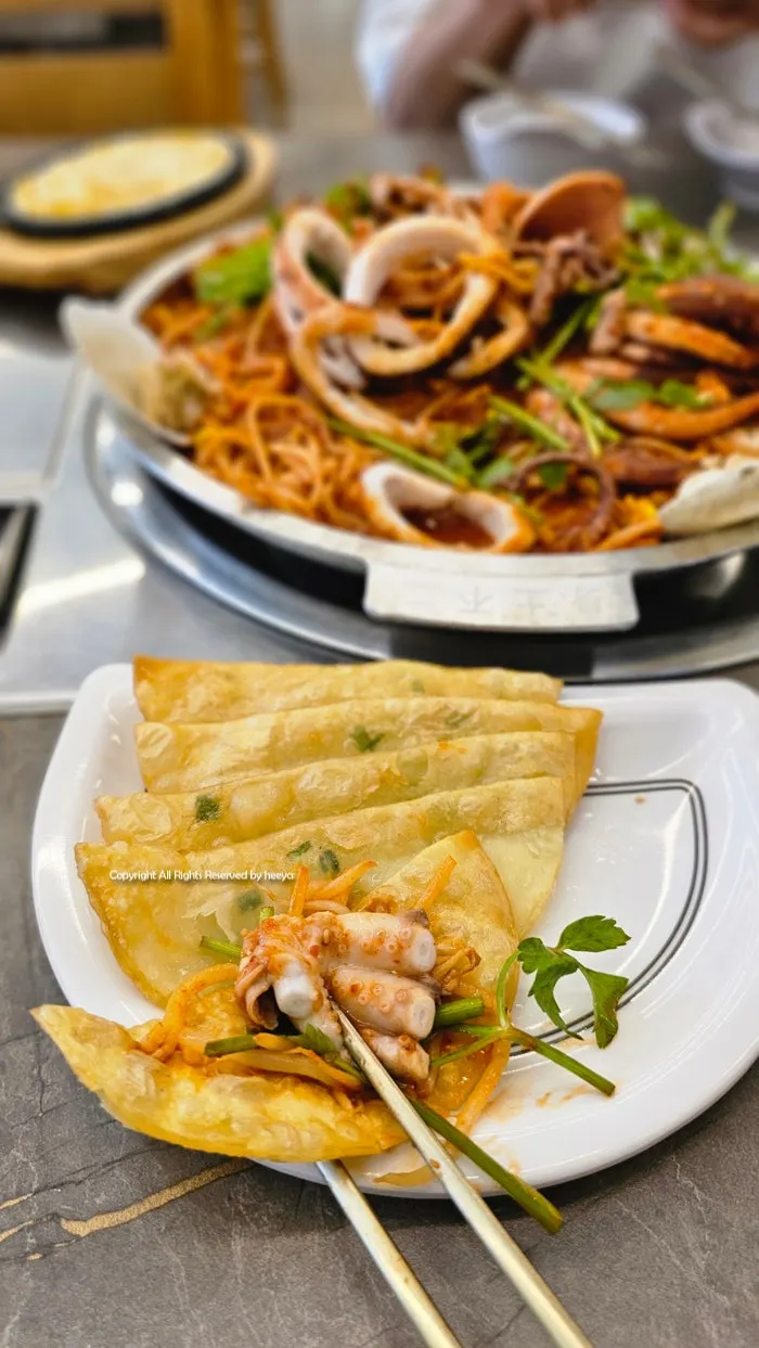 Generous seafood and bean-sprout jjim