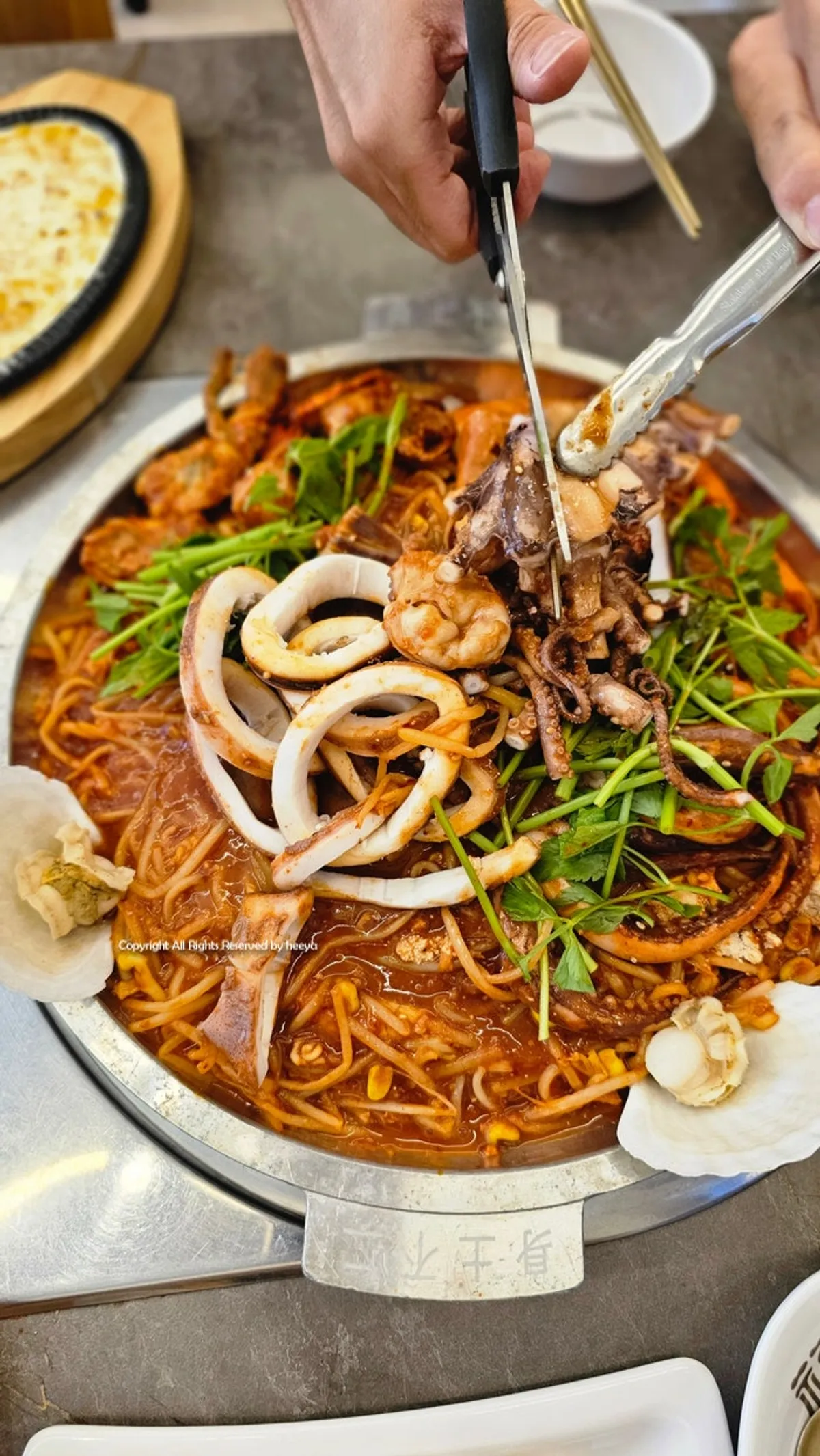 Hot-plate seafood set served warm