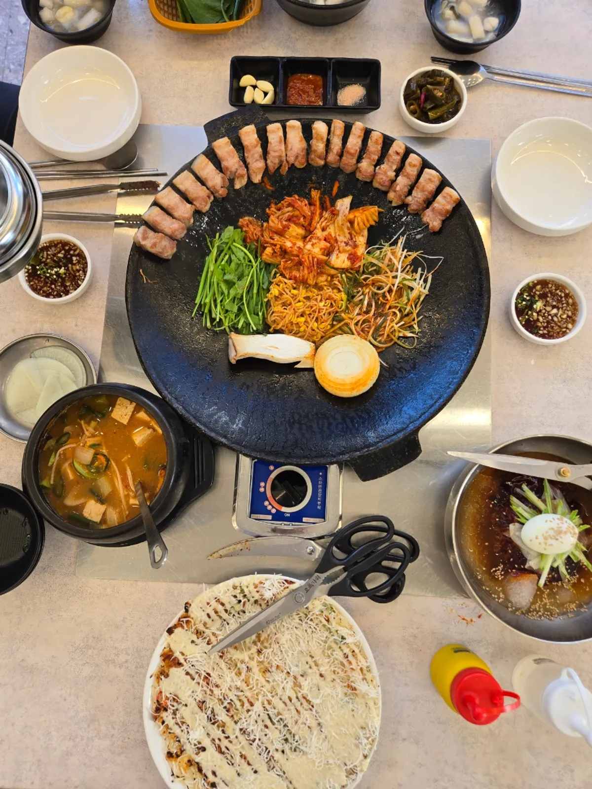 솥뚜껑에 나온 특선 김치 통삼겹살 2인