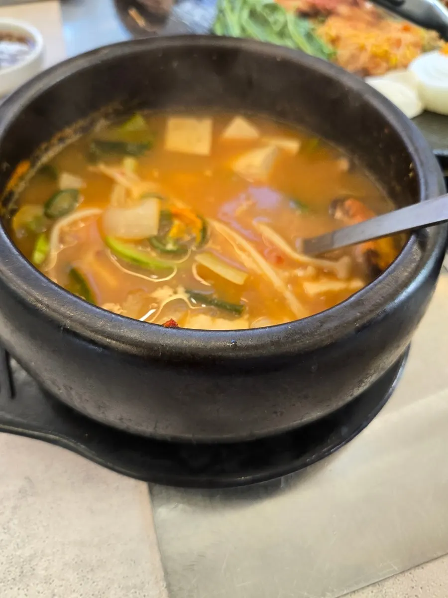 점심특선에 포함된 조개 된장찌개