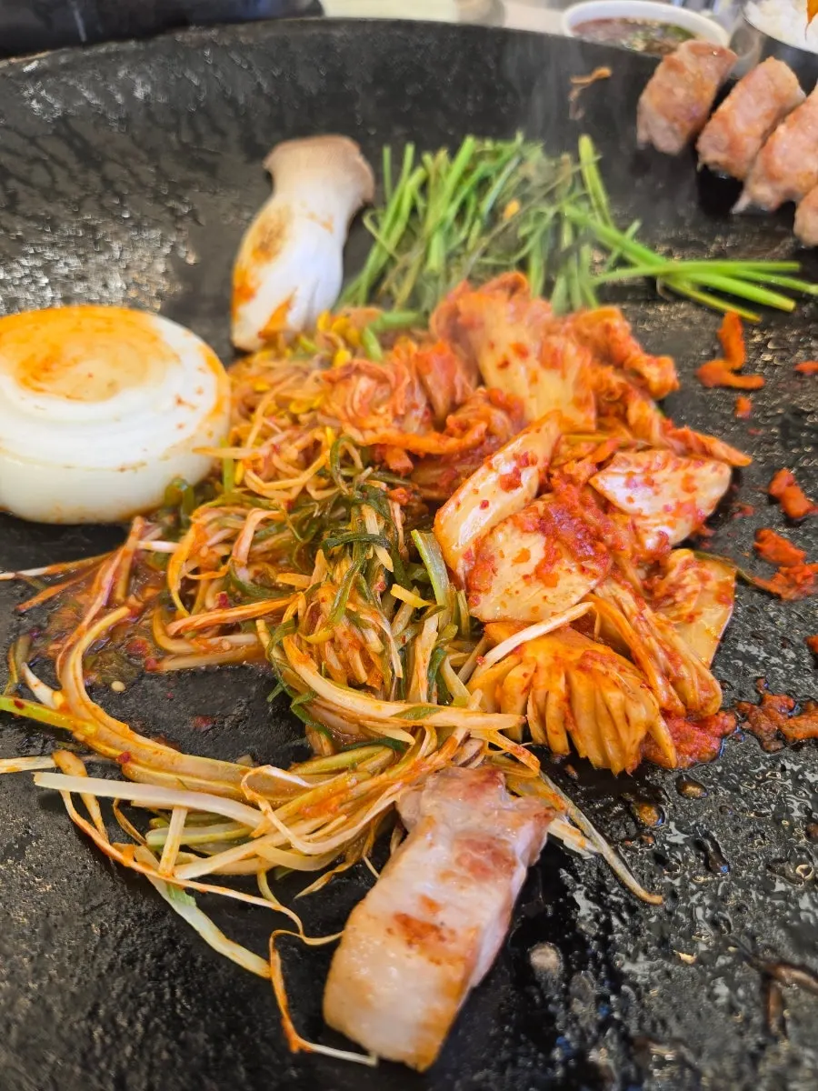 약불에서 익고 있는 통삼겹살 한판
