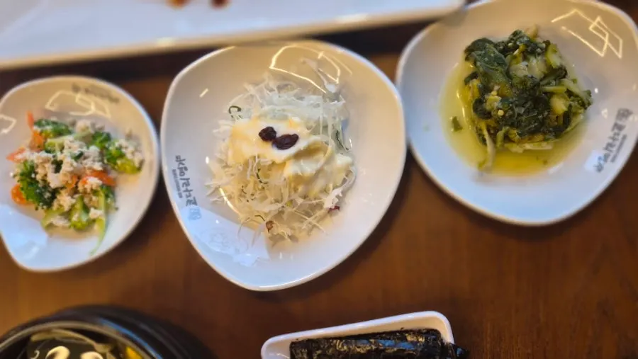 3 ekor pollock tebal di atas stew