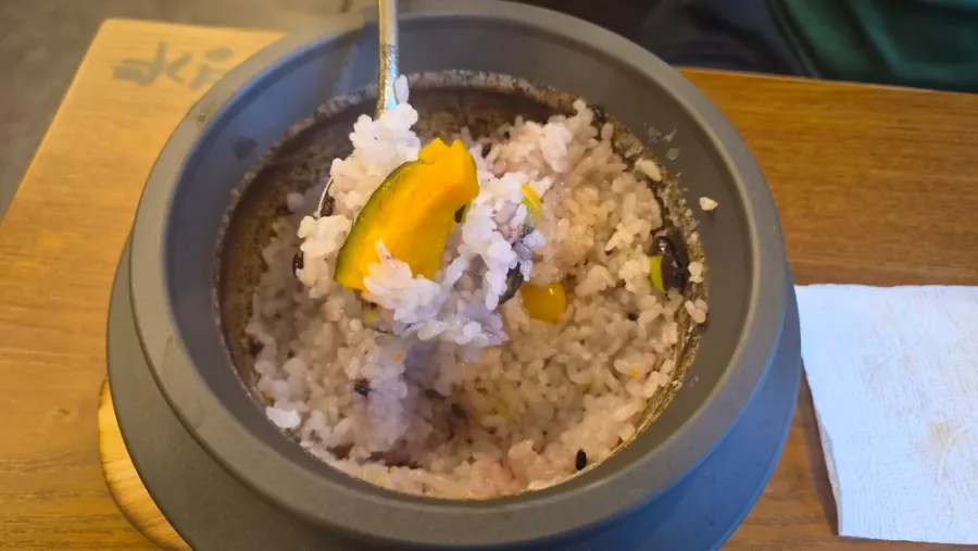 Close-up kodari stew dengan siraegi dan kecambah kedelai