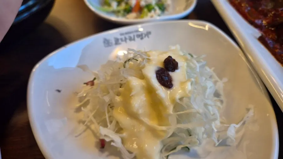 Piring stew dengan daging pollock yang sudah dipisahkan dari tulang