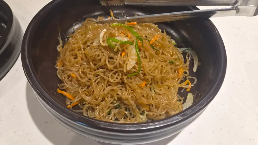 Sup kecambah kedelai dingin yang disajikan bersama kodari stew