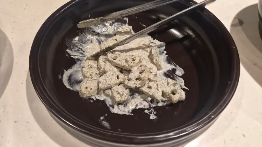 Sesumpit daging pollock setengah kering dengan kecambah kedelai