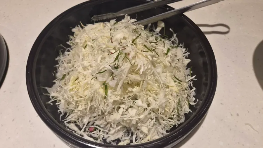 Salad akar teratai renyah yang diisi ulang dua kali