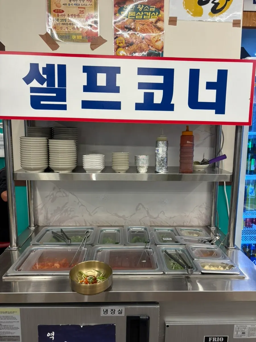 Self-serve side dish corner