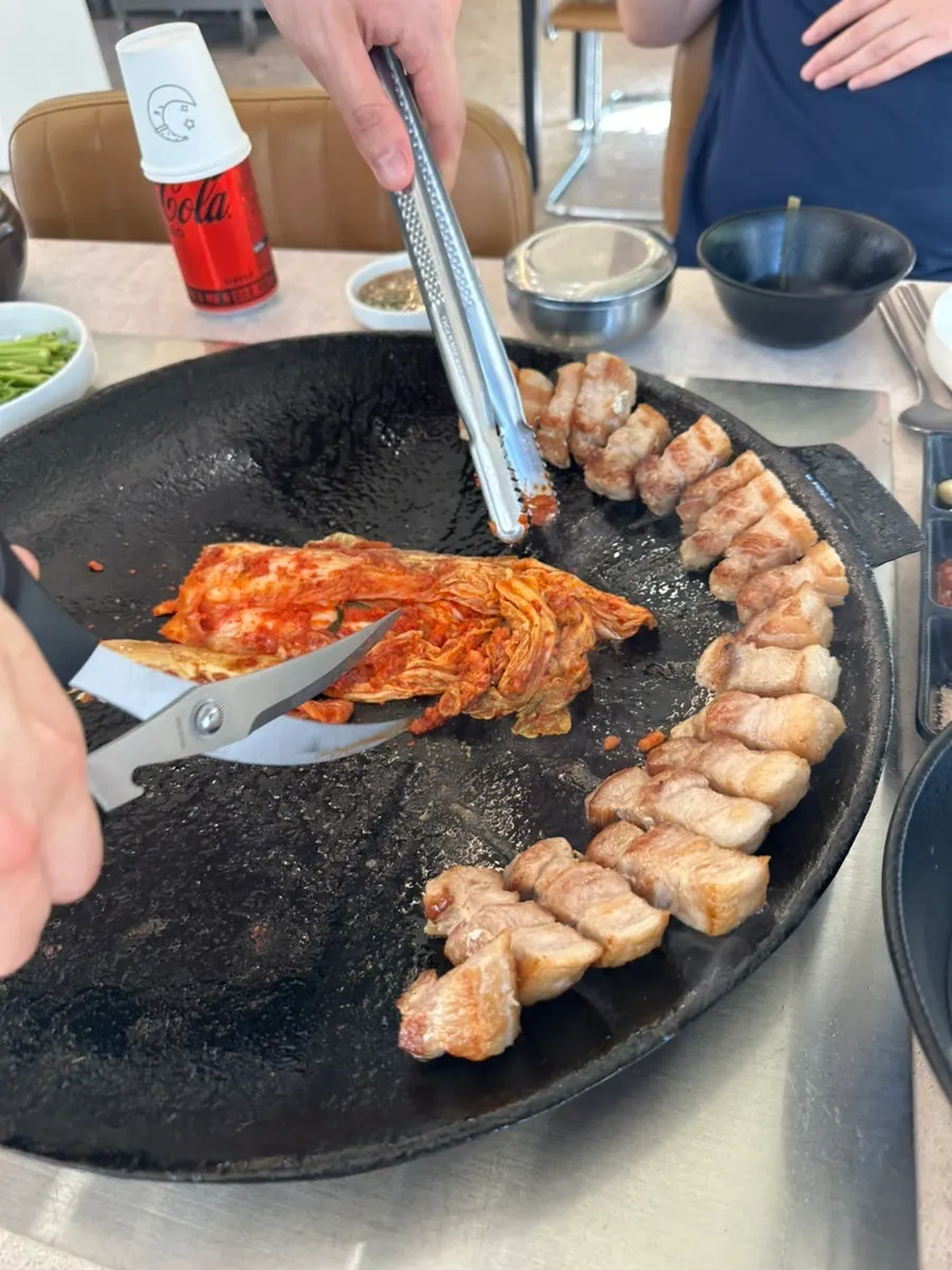 솥뚜껑에서 구워지는 김치와 삼겹살