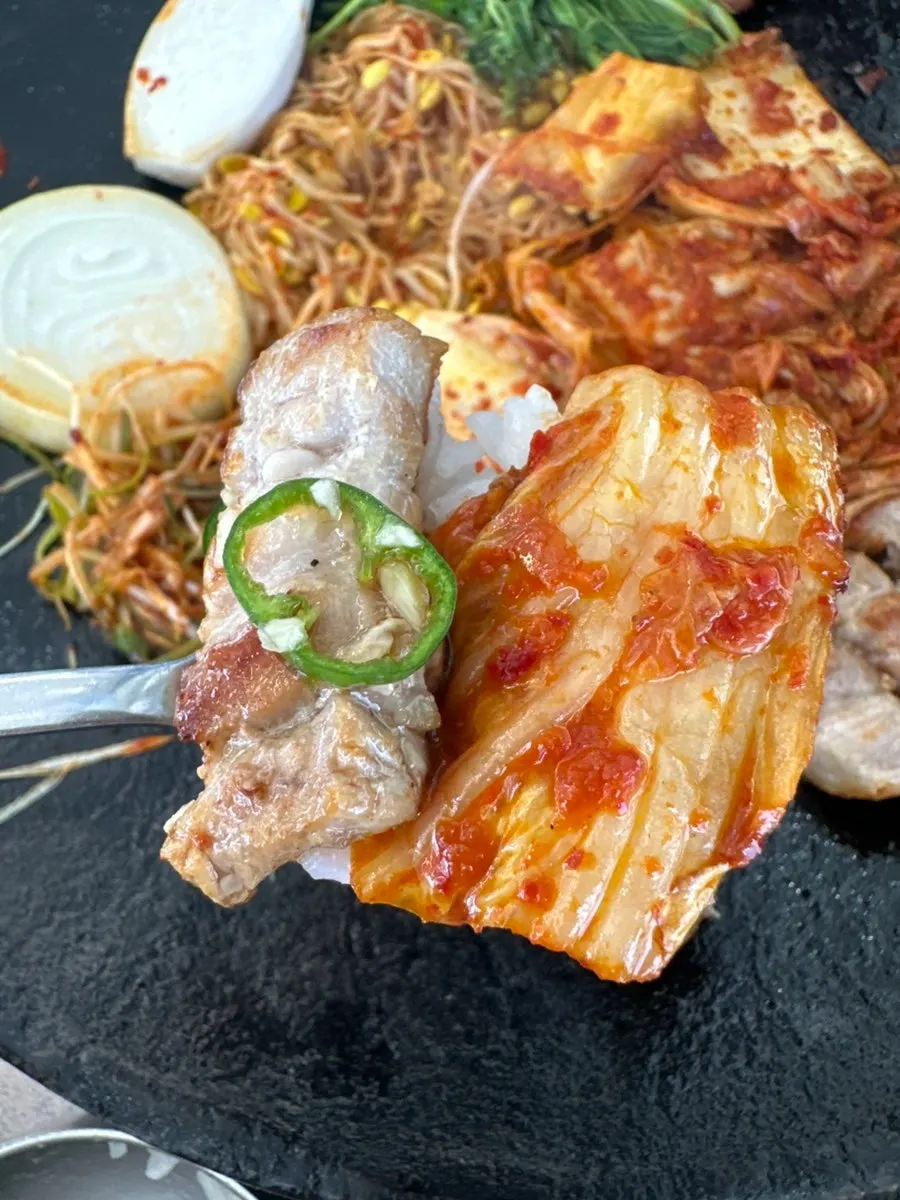 잘 구운 삼겹살과 구운 김치