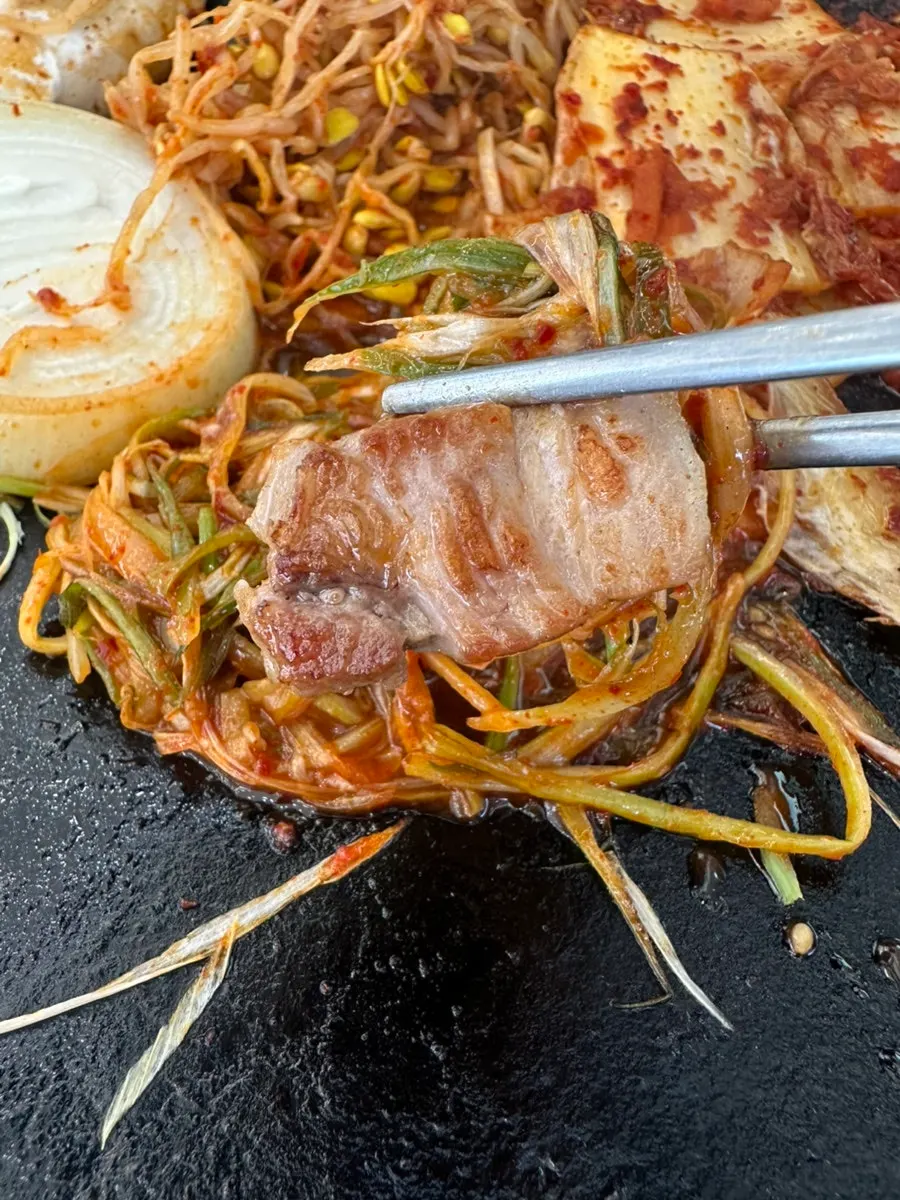 쌈채소에 싼 삼겹살