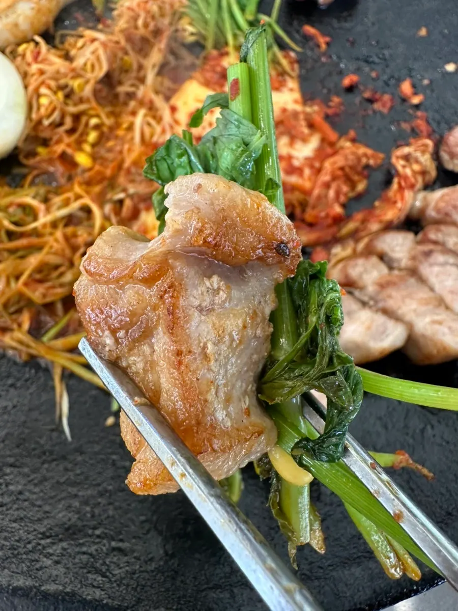 파절이와 미나리를 올린 삼겹살