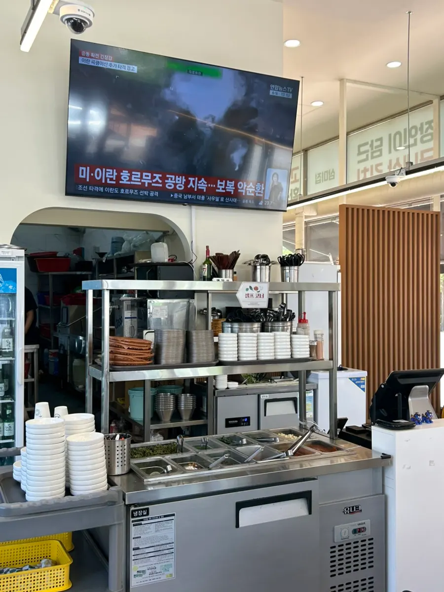 间距宽敞的三味家餐桌区