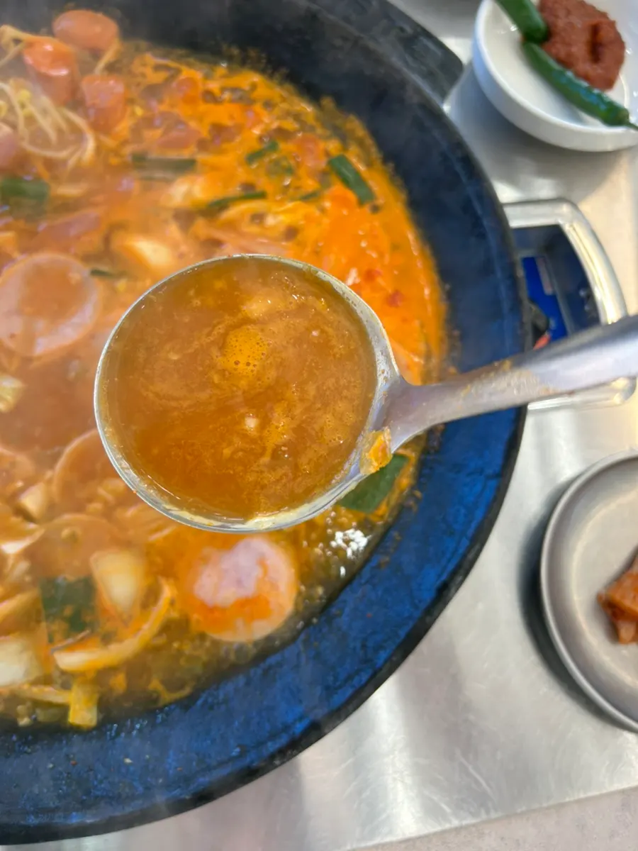 满是火腿和香肠的部队锅特写