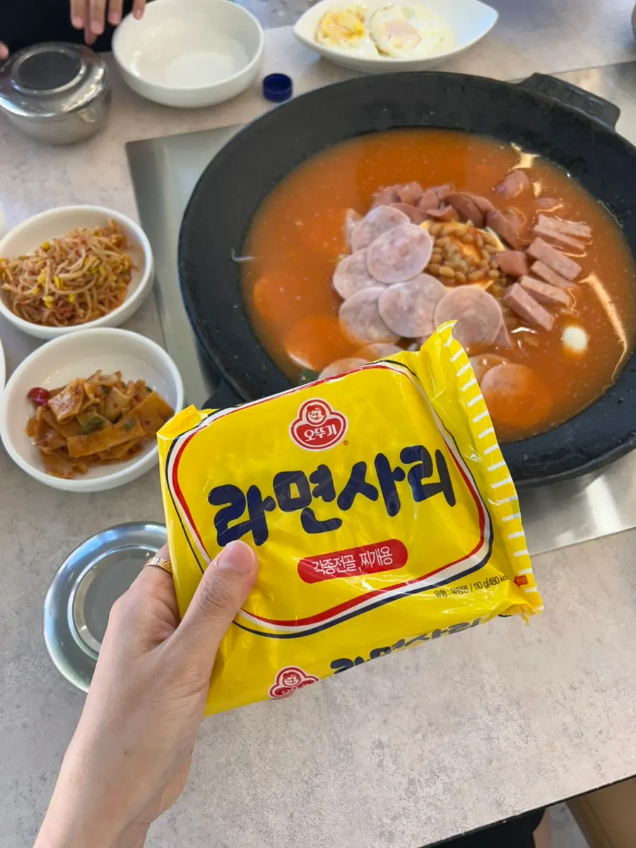 变浓的部队锅汤和剩余食材