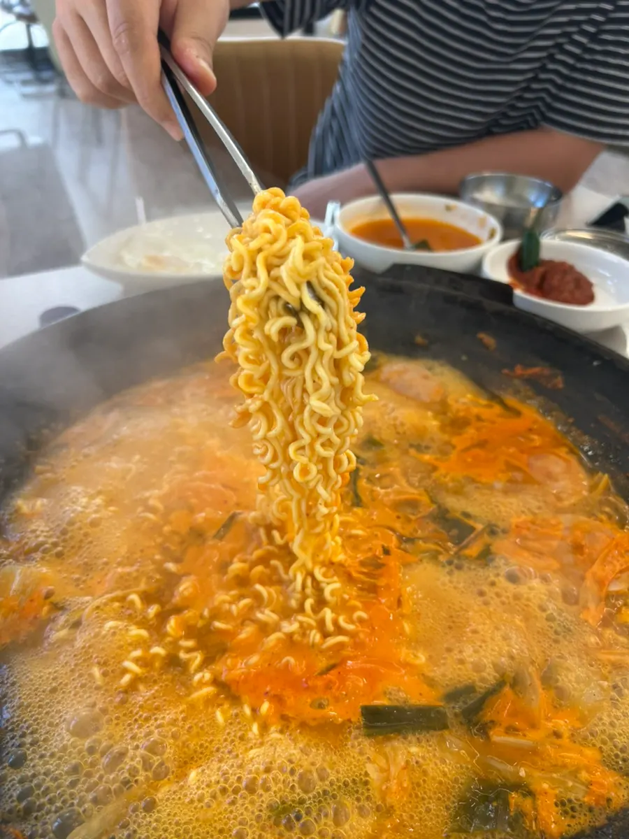 用筷子夹起的部队锅拉面