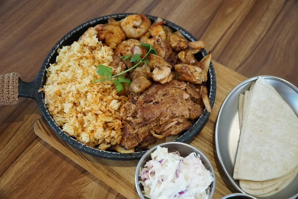 Close-up of the Mexican fajita platter